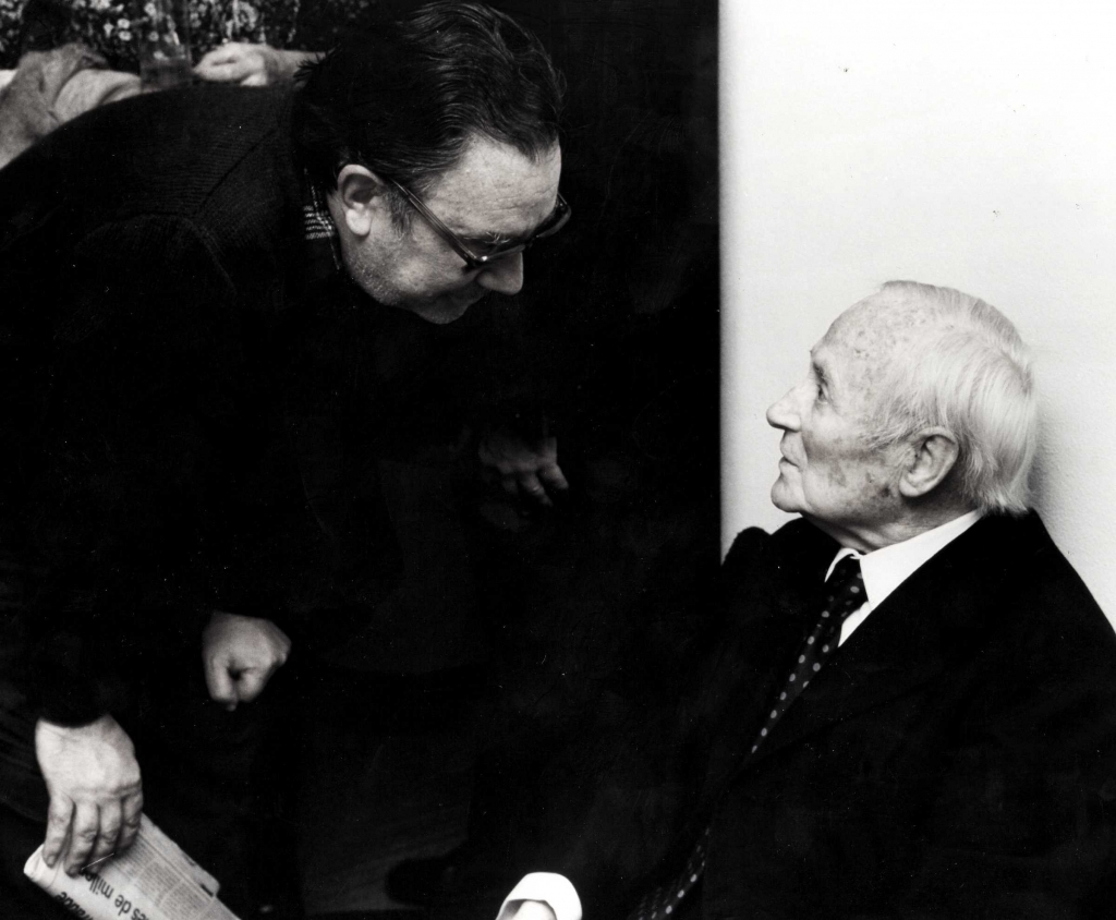 Joan Brossa i Joan Miró a la presentació de llibre U no és ningú a la Galeria Joan Prats, 1979. Fotògraf: Martí Gasull