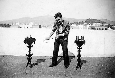 Joan Brossa, de jove, fent jocs de mans al terrat de casa