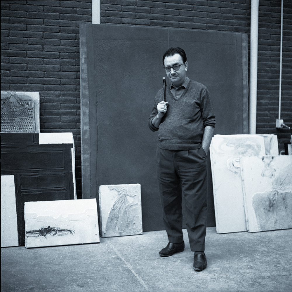 Joan Brossa a l'estudi d'Antoni Tàpies. Anys seixanta. Fotògraf: Joaquim Gomis