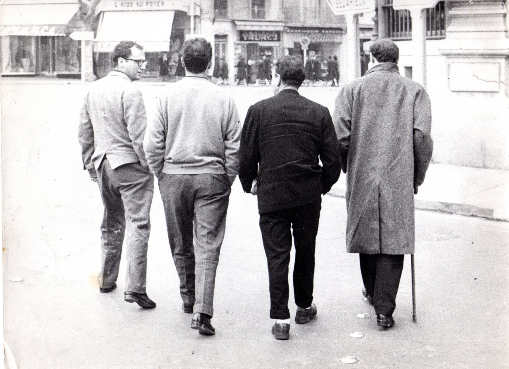 Pere Portabella, Eduardo Chillida, Joan Brossa i Antonio Saura a Antibes, 1960. Fotògraf desconegut