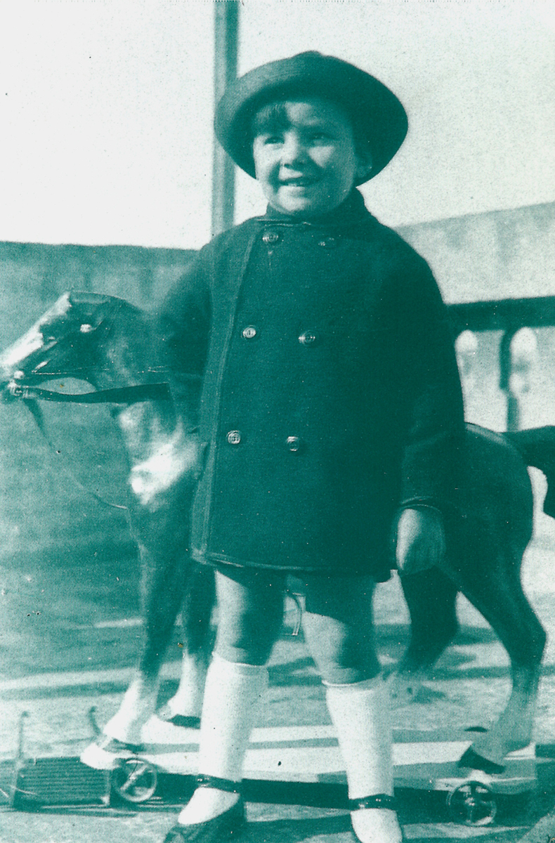 Joan Brossa, de petit, amb un cavall de cartró